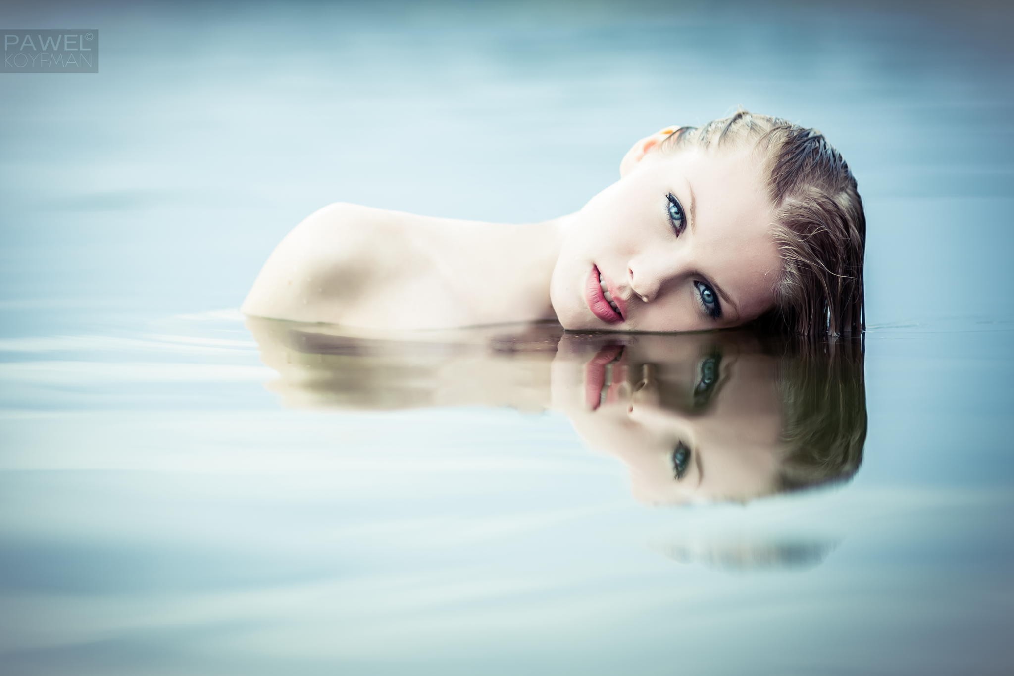 Чувственный взгляд. Тейлор Свифт. Девушка в воде. Фотосессия в воде. Лицо девушки в воде.