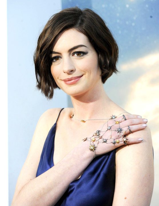 Anne Hathaway Mobile Wallpapers
