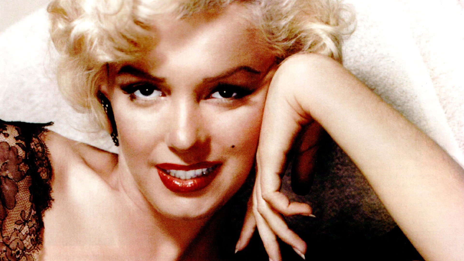 7. Marilyn Monroe Curls - wide 7