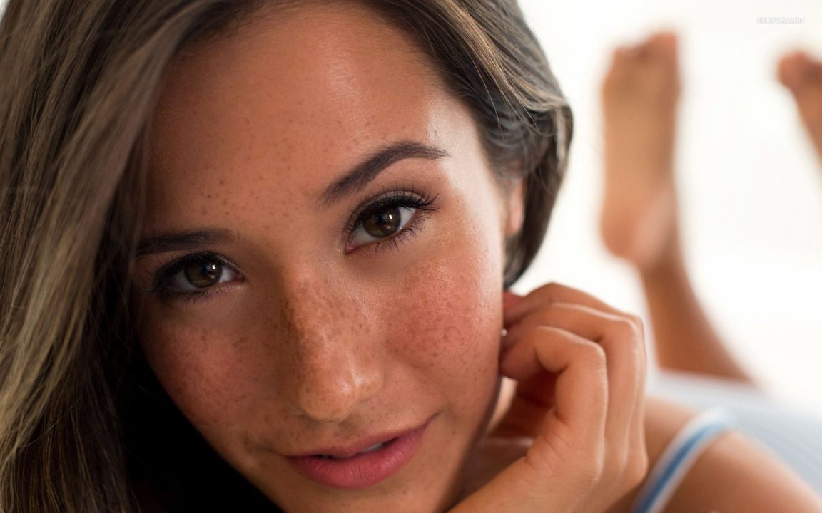 Eva Lovia Face