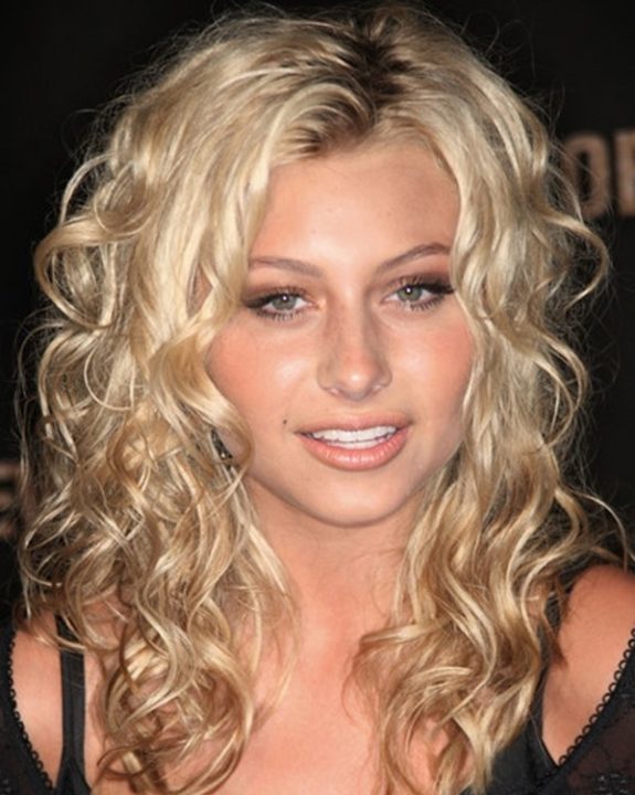 blonde long curly hairstyle idea