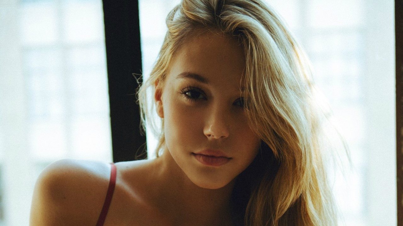 Alexis Ren Wallpapers