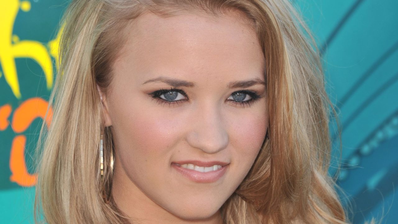 Emily Osment Desktop images