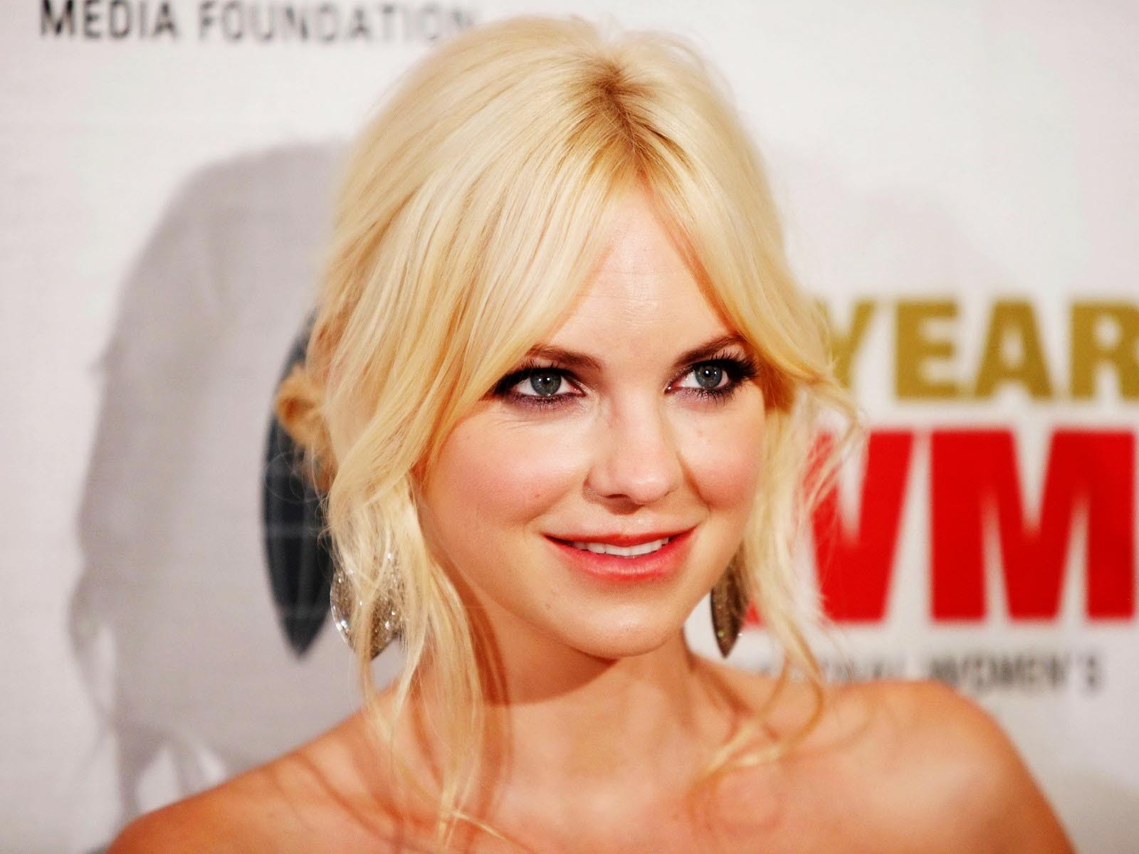 Anna Faris Photos - Wallpics.Net