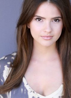 Shelley Hennig Photo Gallery