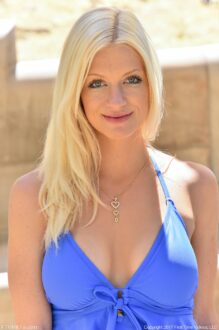 Serene Siren (Bella Bends) Photo Gallery