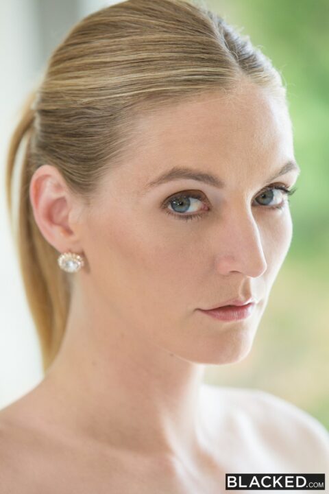 Mona Wales Face