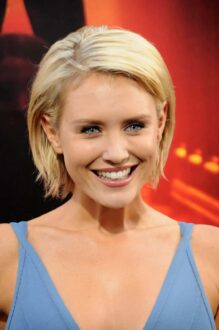 Nicky Whelan Pictures