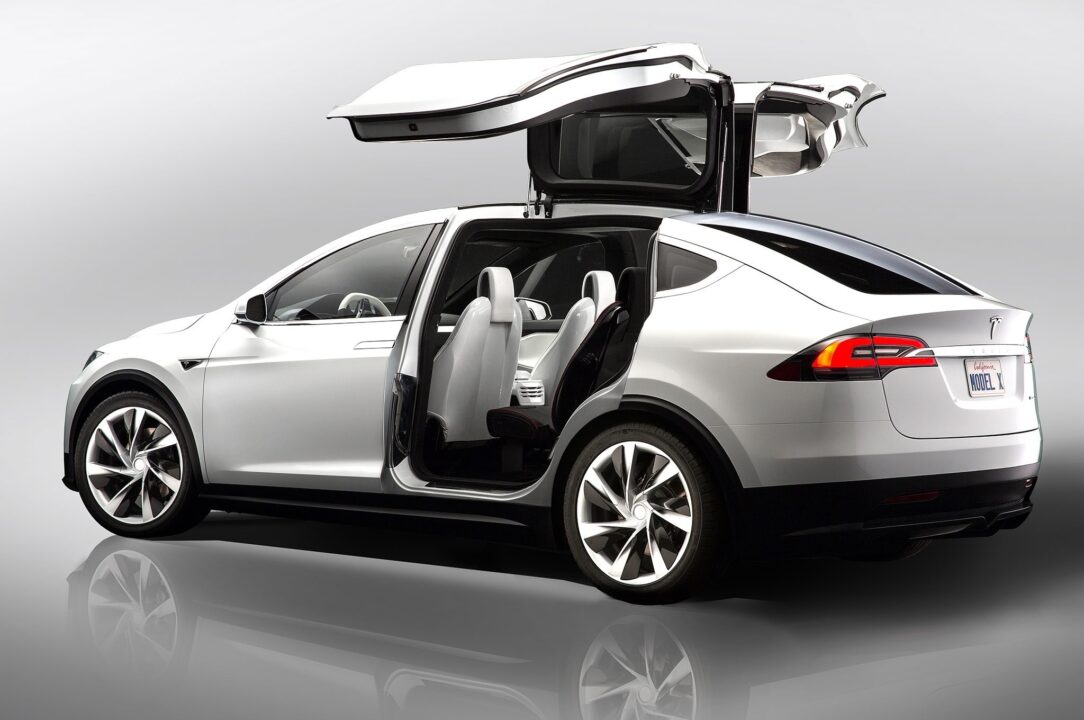 Tesla Model X 4