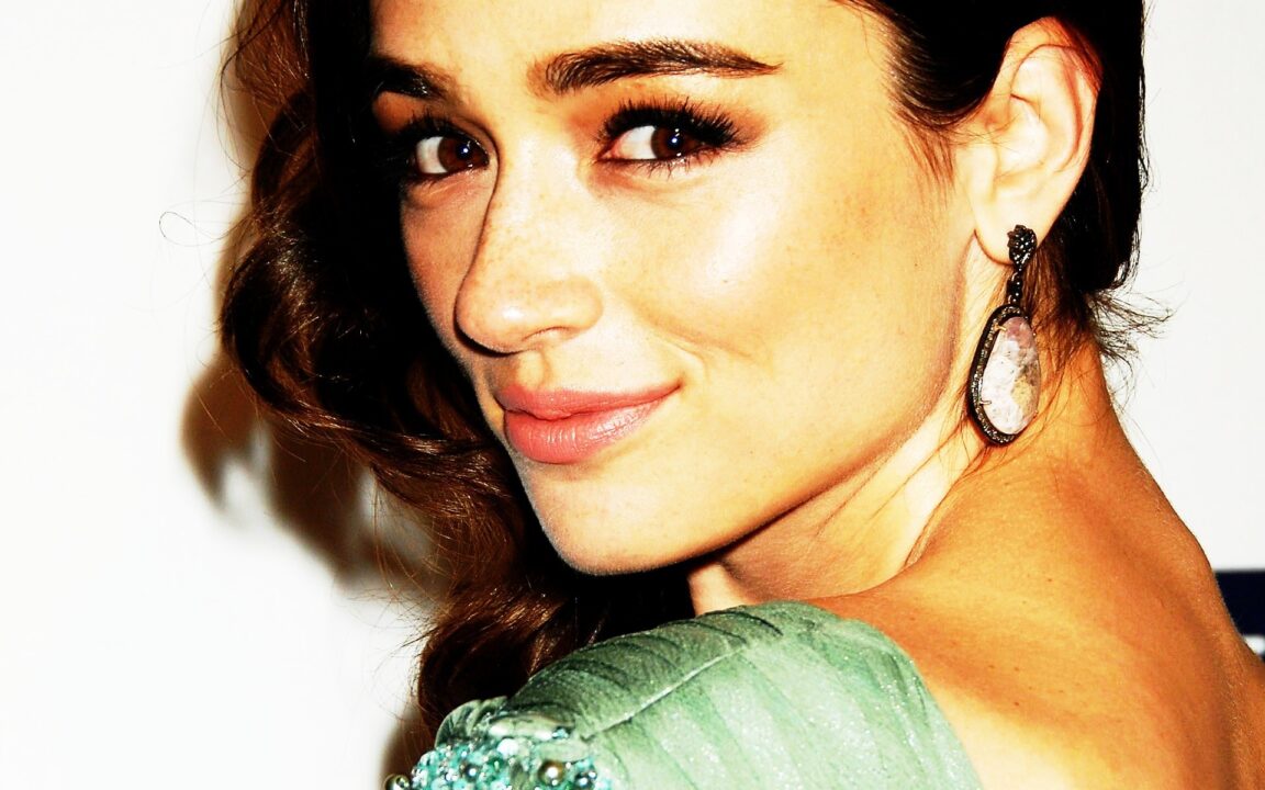 Crystal Reed Pictures