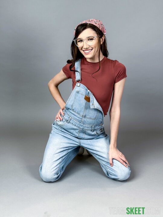 Maya Woulfe Android Wallpapers